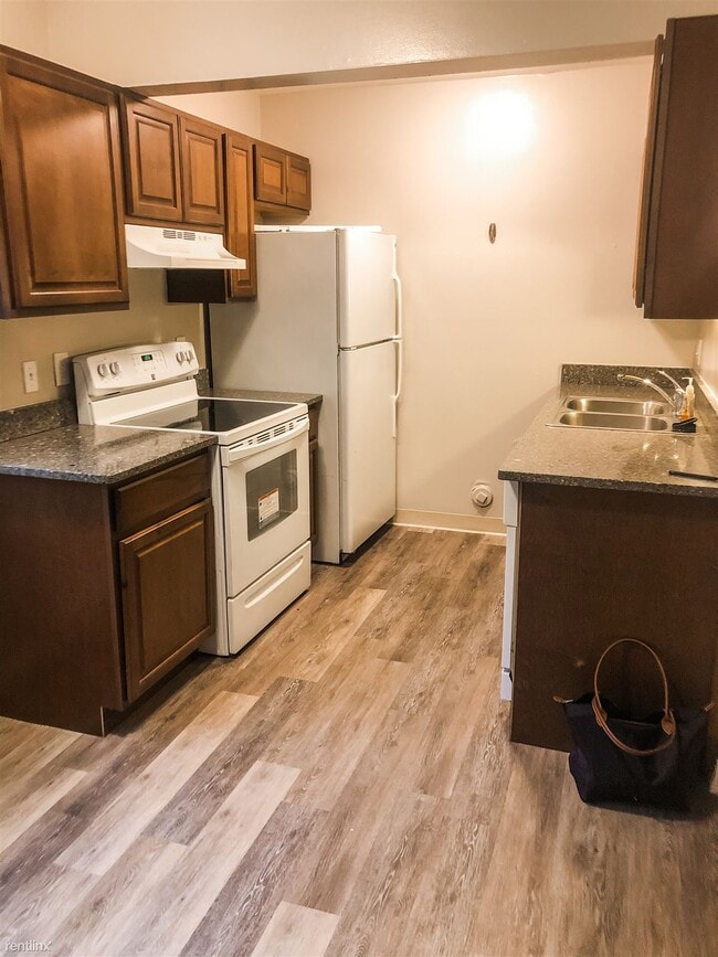 Building Photo - 1 br, 1 bath Apartment - Trowbridge Manor 5