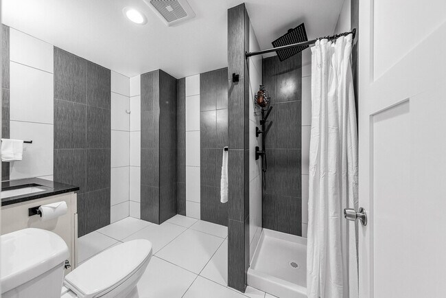 Building Photo - 917A 17th Ave