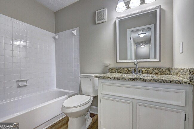 Building Photo - 288 Country Club Dr