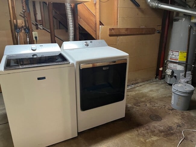 Building Photo - Lovely 5-bedroom, 2-1/2 bath home.  Centrally-located in Longmont with convenient access to shopp...