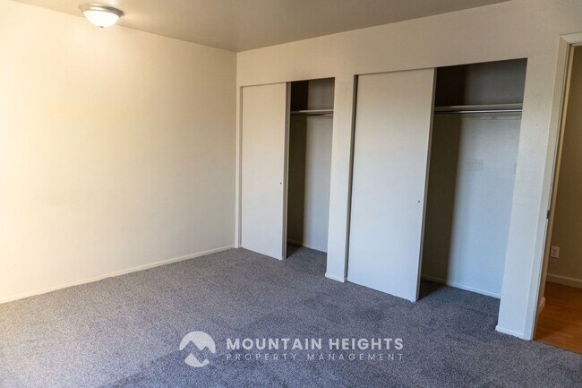 Building Photo - 415 E Creekside Cir