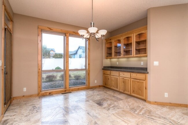 Building Photo - Award-winning, custom-built home in the highly-desired Cascade View Estates