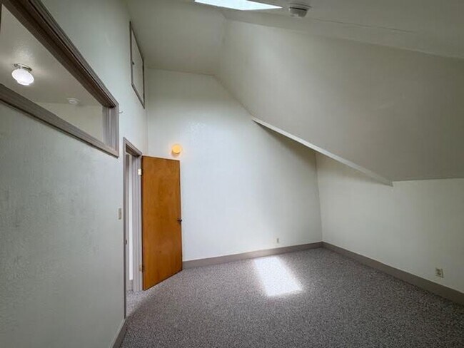 Building Photo - Arcata 3-Bedroom Victorian Apartment