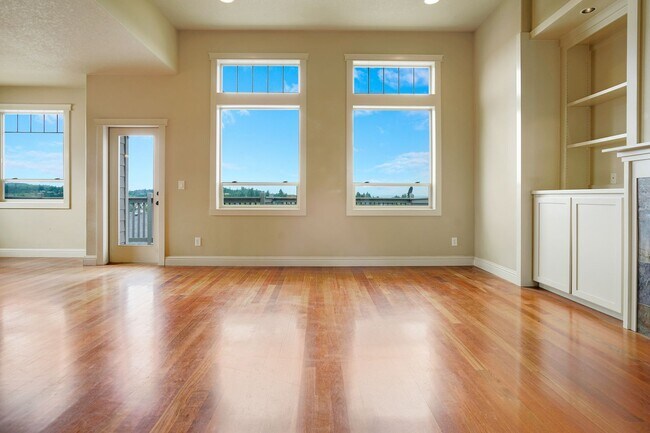 Building Photo - Spacious 4 bed, 3 bath home with sprawling...