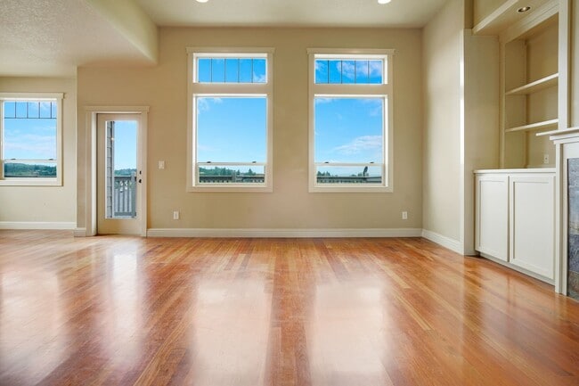 Building Photo - Spacious 4 bed, 3 bath home with sprawling views in West Salem