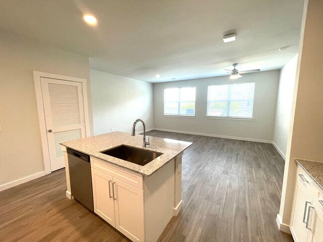 Building Photo - 9219 Vista W Dr