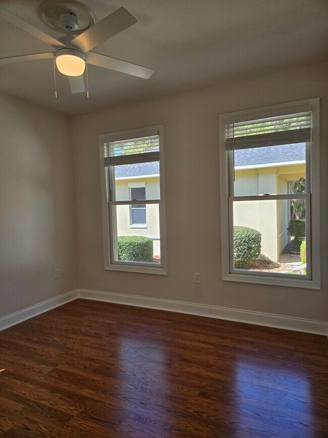 Building Photo - 3-bedroom, 2-bathroom cottage-style villa in Savanna Pointe