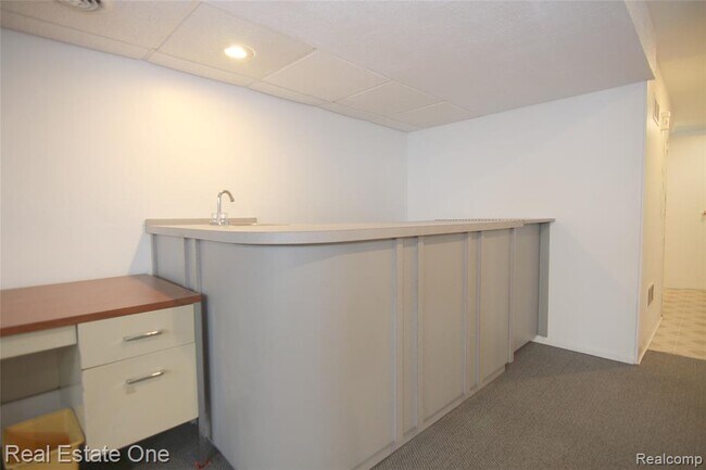 Building Photo - 5590 Greenbriar Dr