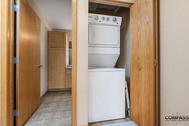Building Photo - SPACIOUS UPDATED TOWNHOME WITH IN-UNIT LAU...
