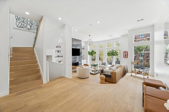 Building Photo - 2224 Mid Ln