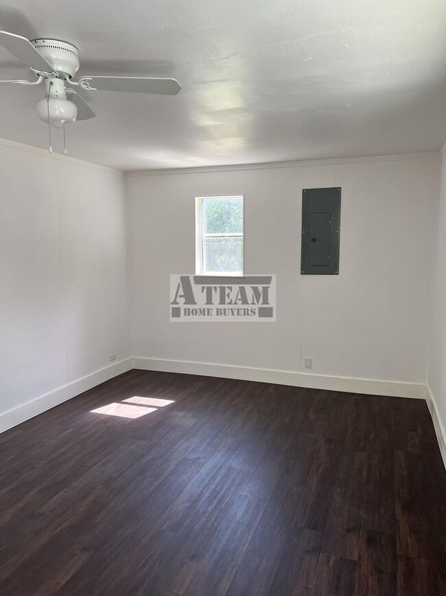 Building Photo - Cozy 2 Bedroom 1 Bath in Malakoff!