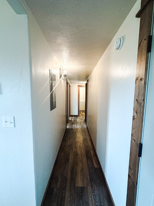 Building Photo - 3 Bedroom, 1 Bathroom Lower Level Duplex