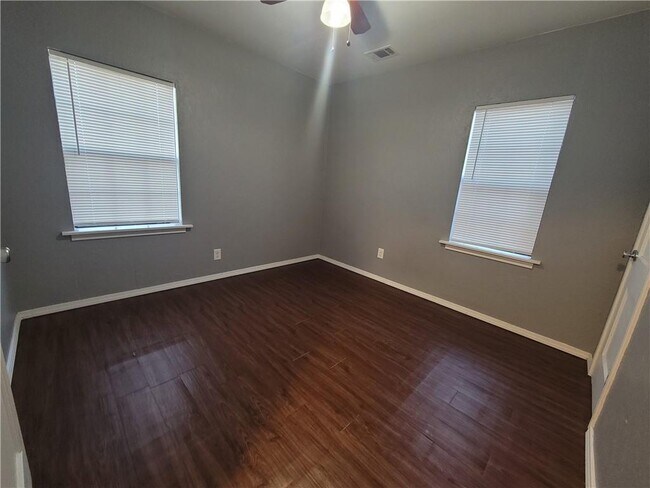 Building Photo - 309 E Fairchild Dr