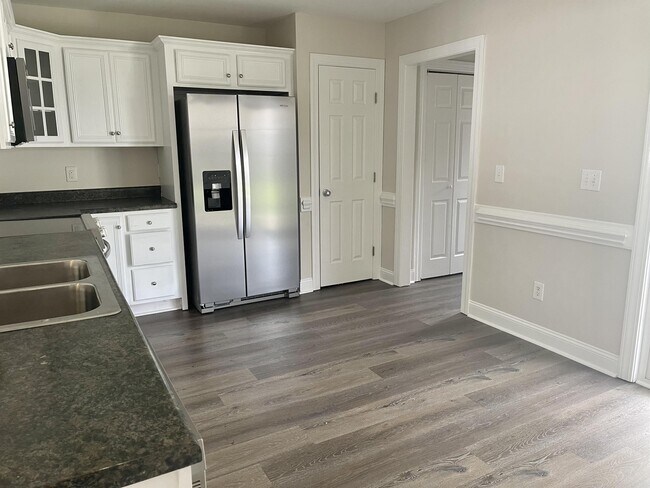 Building Photo - 2055B Cambria Dr