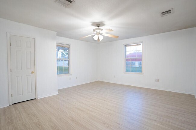 Building Photo - 207 Harris St
