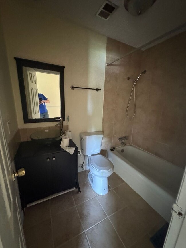 Building Photo - Beautiful 3 bedroom 1.5 baths Brick Ranch