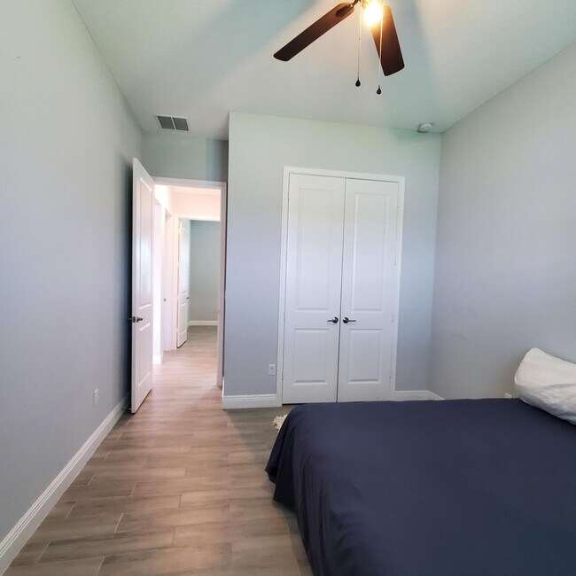 Building Photo - 2161 SE Sunflower St