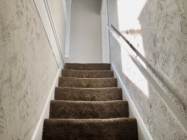 Building Photo - 548 E Pearl St