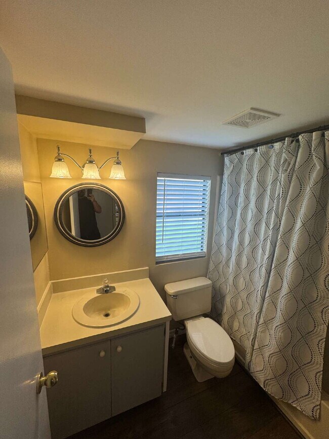 Building Photo - "Charming 1-Bedroom Retreat with Full Bath...