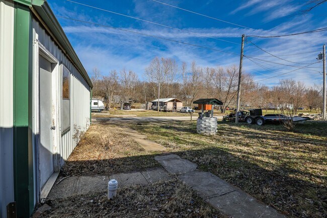 Building Photo - 2 Bedroom | 1 Bathroom | With a Large Deta...