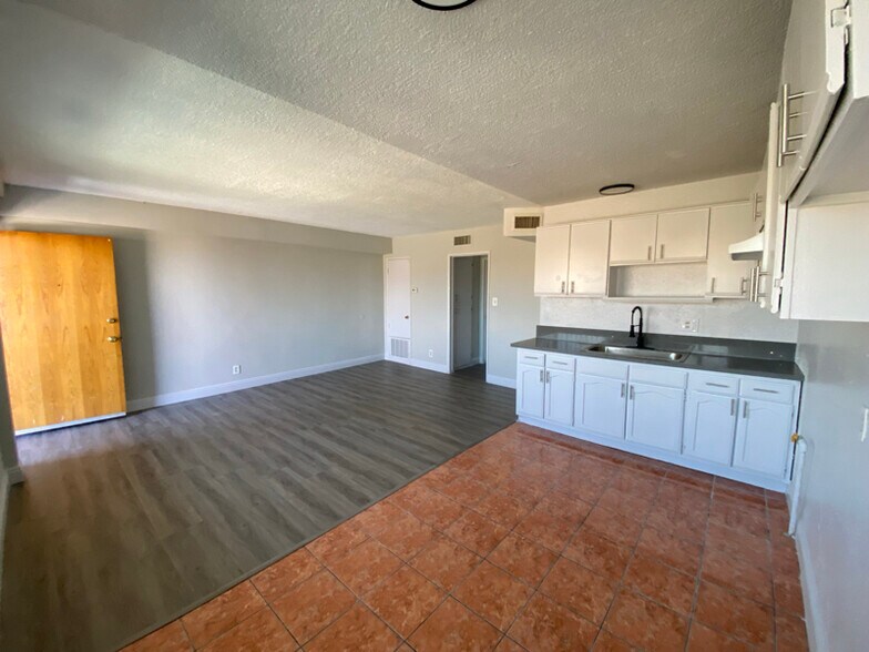 Building Photo - 1226 W 98th St