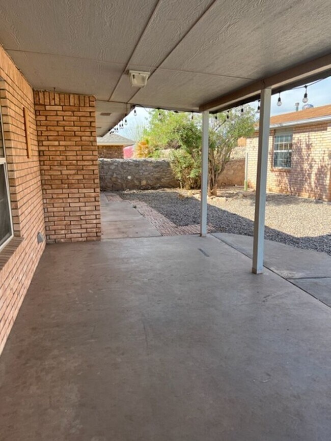 Building Photo - Beautiful home on a large corner lot with RV parking