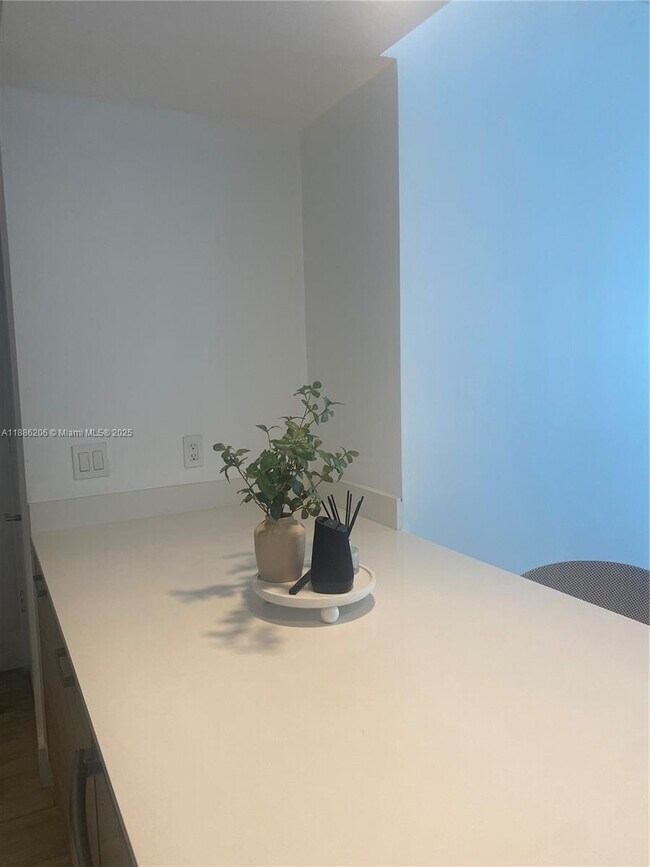 Building Photo - 121 NE 34th St