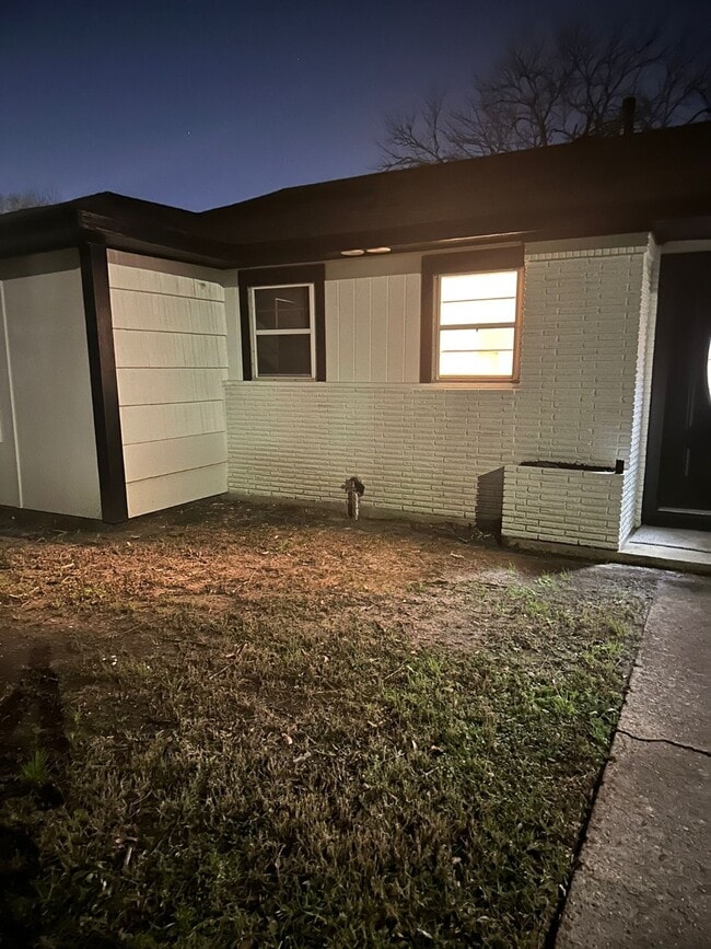 Building Photo - 119 Lakewood Dr