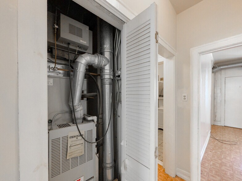 Building Photo - 2405 W Wilson Ave