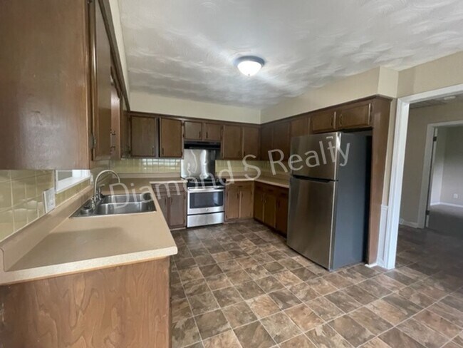 Building Photo - 4 Bedroom Home Available Now! Southwest Springfield!