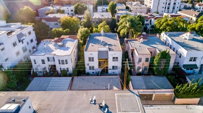 Building Photo - 132 N La Peer Dr