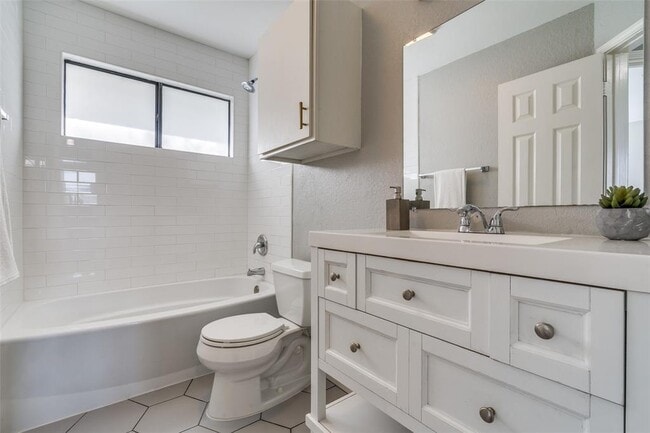 Building Photo - 2301 Claudia June Ave