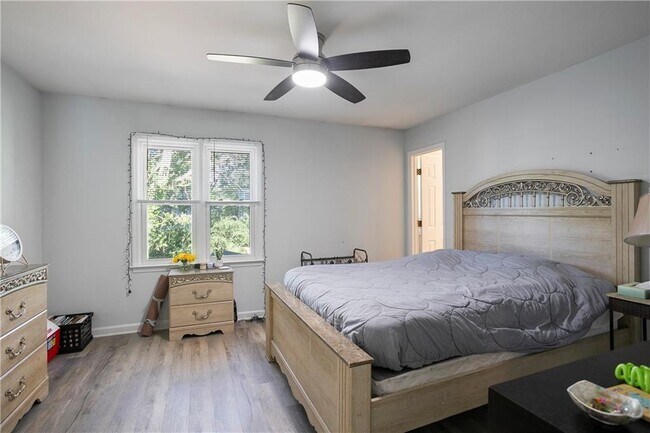 Building Photo - 2584 Old Roswell Rd