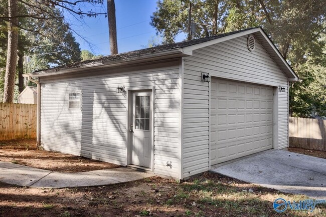 Building Photo - 404 Cloverleaf Dr