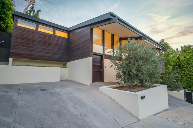 Exterior - 1440 N Kings Rd