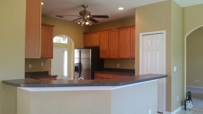 Building Photo - 350 Lake Amberleigh Dr