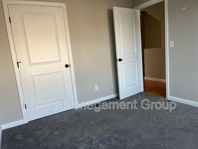 Building Photo - 6-21 Clarendon Way