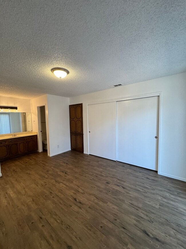 Building Photo - 3951