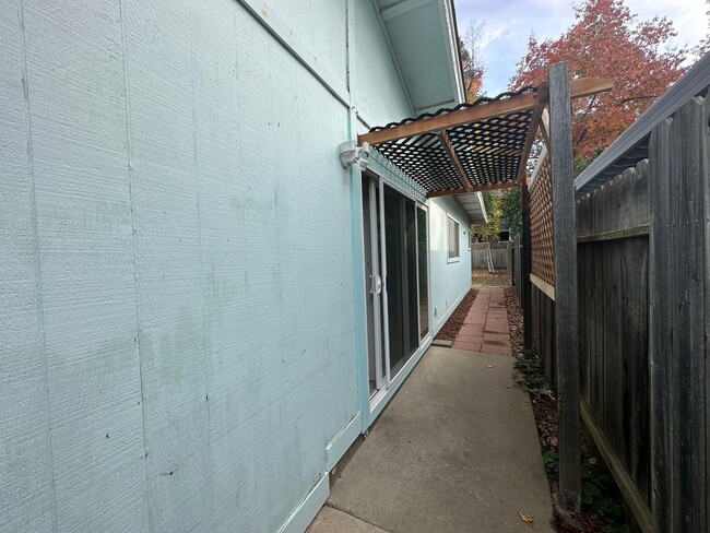 Building Photo - Spacious 2 Bedroom Duplex