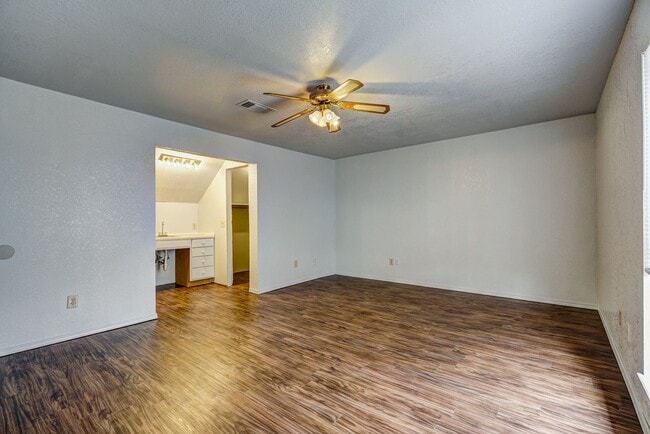 Building Photo - 4 Bed 2 Bath in Moore School District
