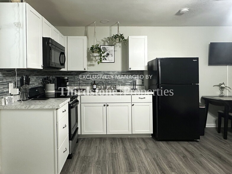 Building Photo - 908 Barrs St