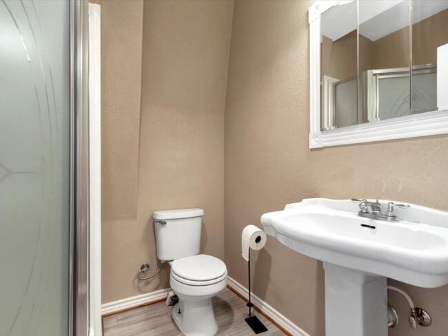 Building Photo - 825 Commodore Dr