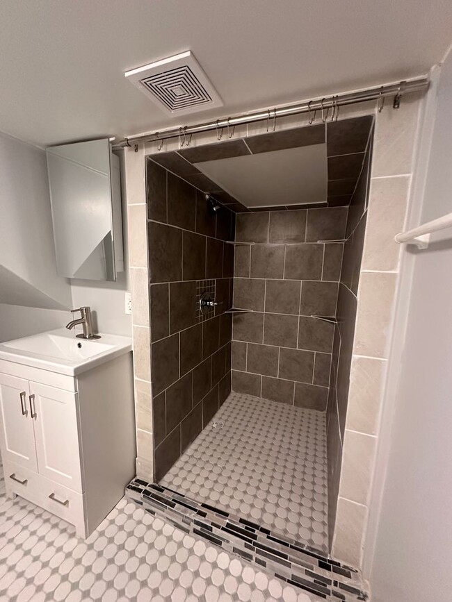 Building Photo - Welcome home- Large 3 Bedroom Home
