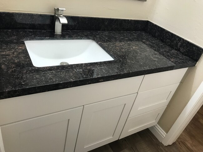 Building Photo - Make This Condo A Place You Can Call Home!!