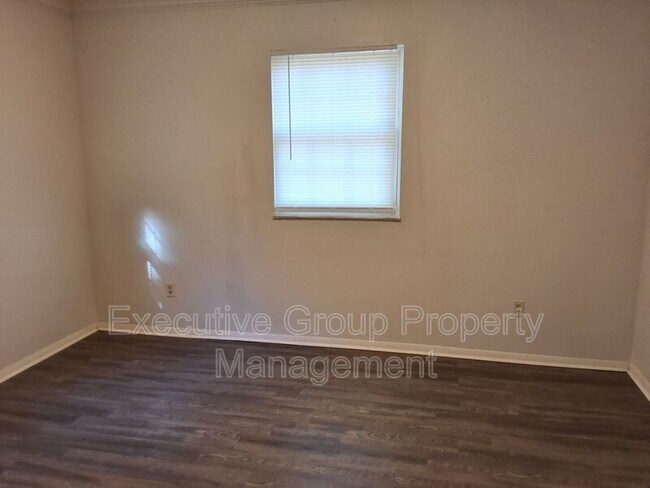 Building Photo - 1090 Evelyn Dr