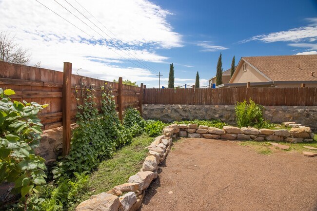 Building Photo - 3913 Pearl Ct