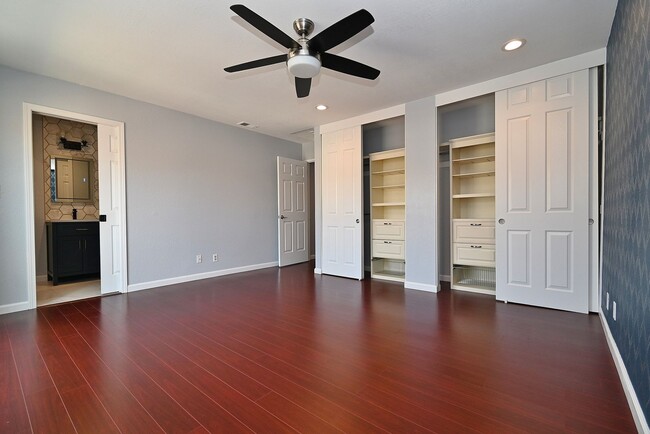 Building Photo - $3,695 - GORGEOUS PARKMONT TOWN HOME IN CE...