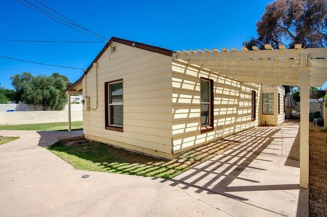 Building Photo - 502 W Roma Ave