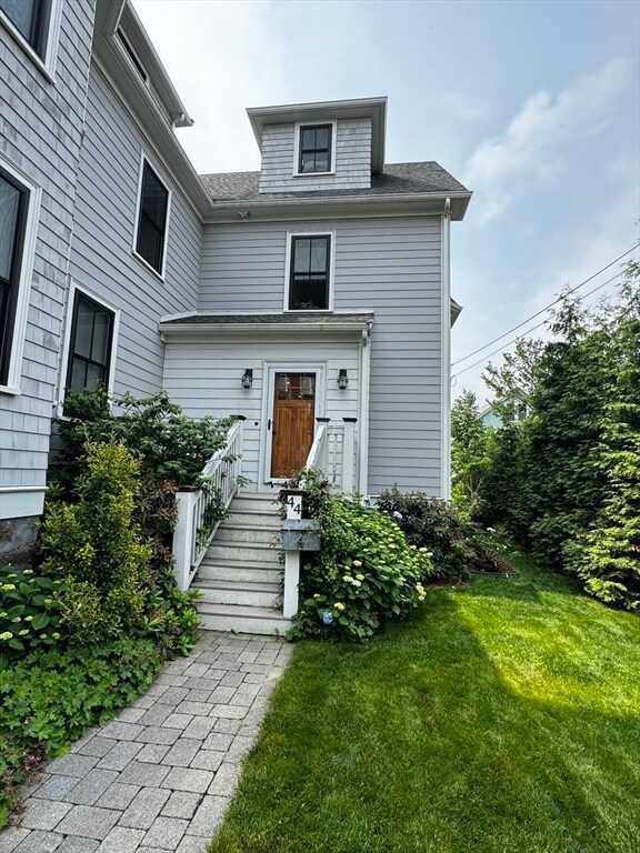 Building Photo - 44 Evergreen St