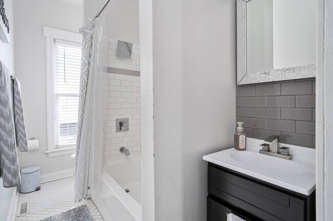 Building Photo - 802 Hamlet St